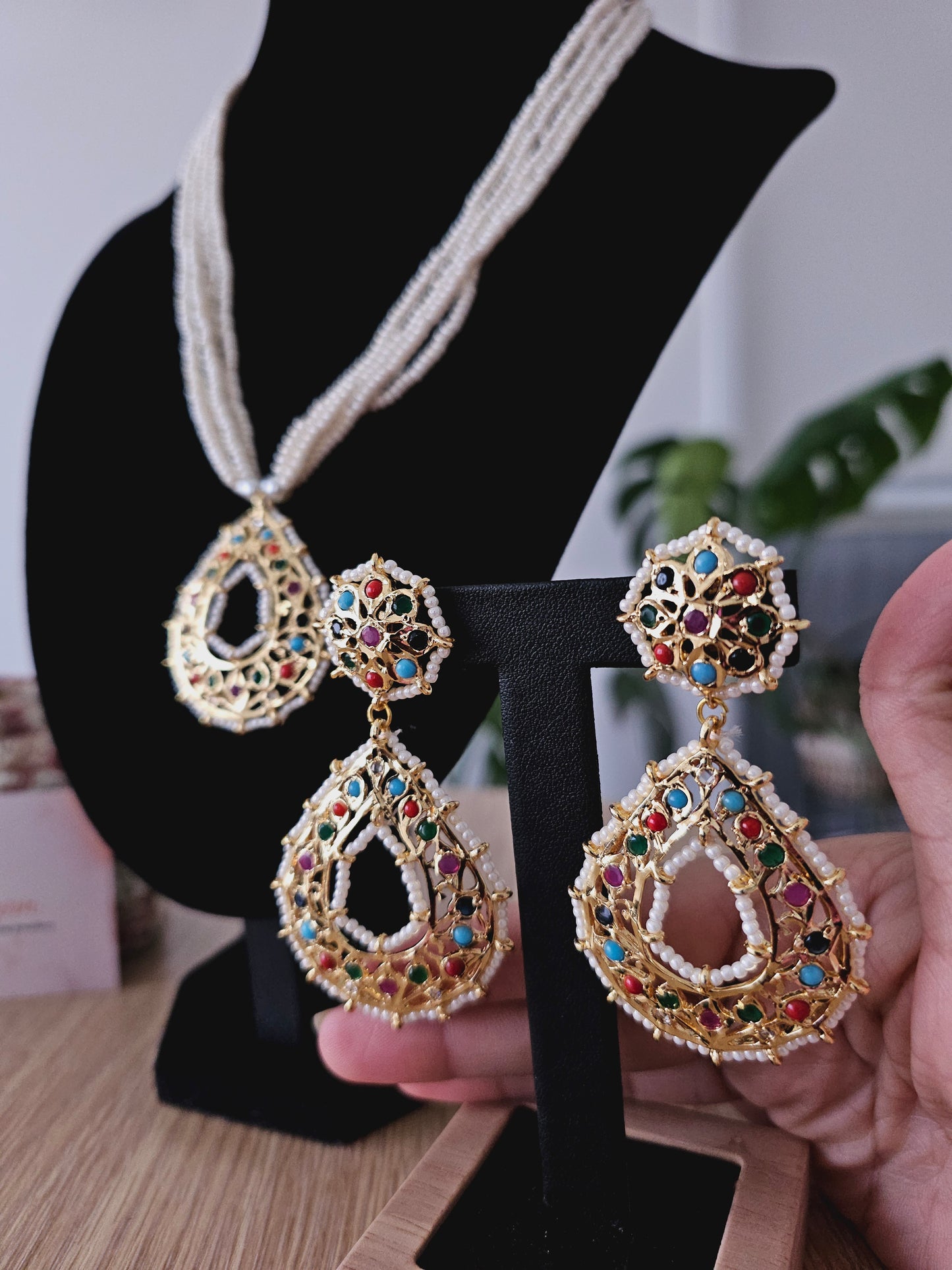 Shama Navratan pendant set